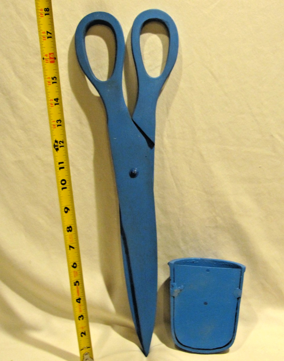 Vtg Craft Room Sewing 20″ Giant Wood Sissors & Cast Aluminum Thimble Wall Pocket