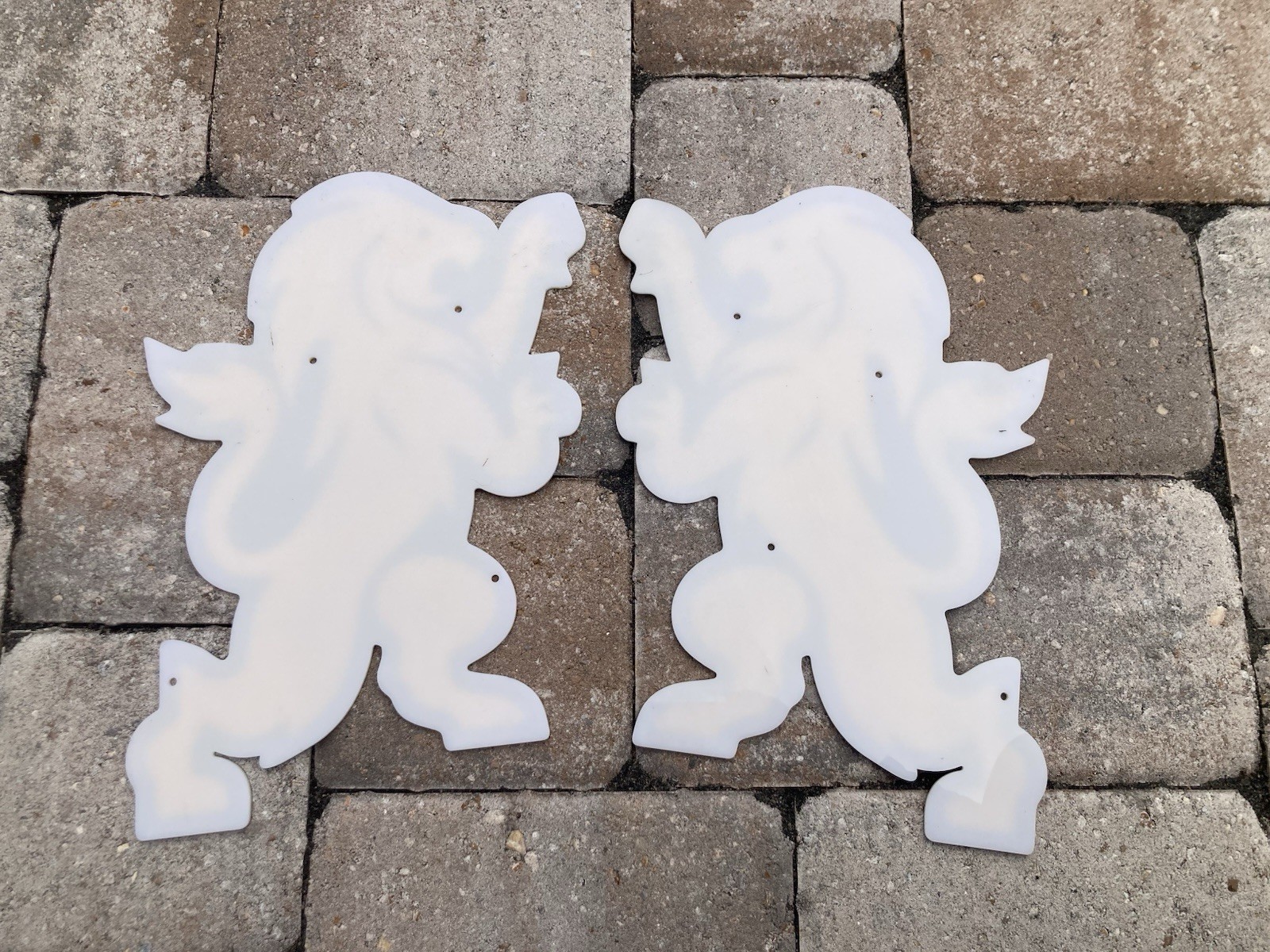Lion Rampant Plastic Wall Decor. Preowned/Used. Good Condition