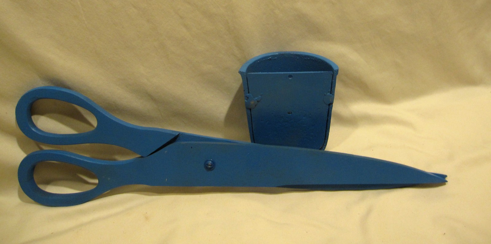 Vtg Craft Room Sewing 20″ Giant Wood Sissors & Cast Aluminum Thimble Wall Pocket