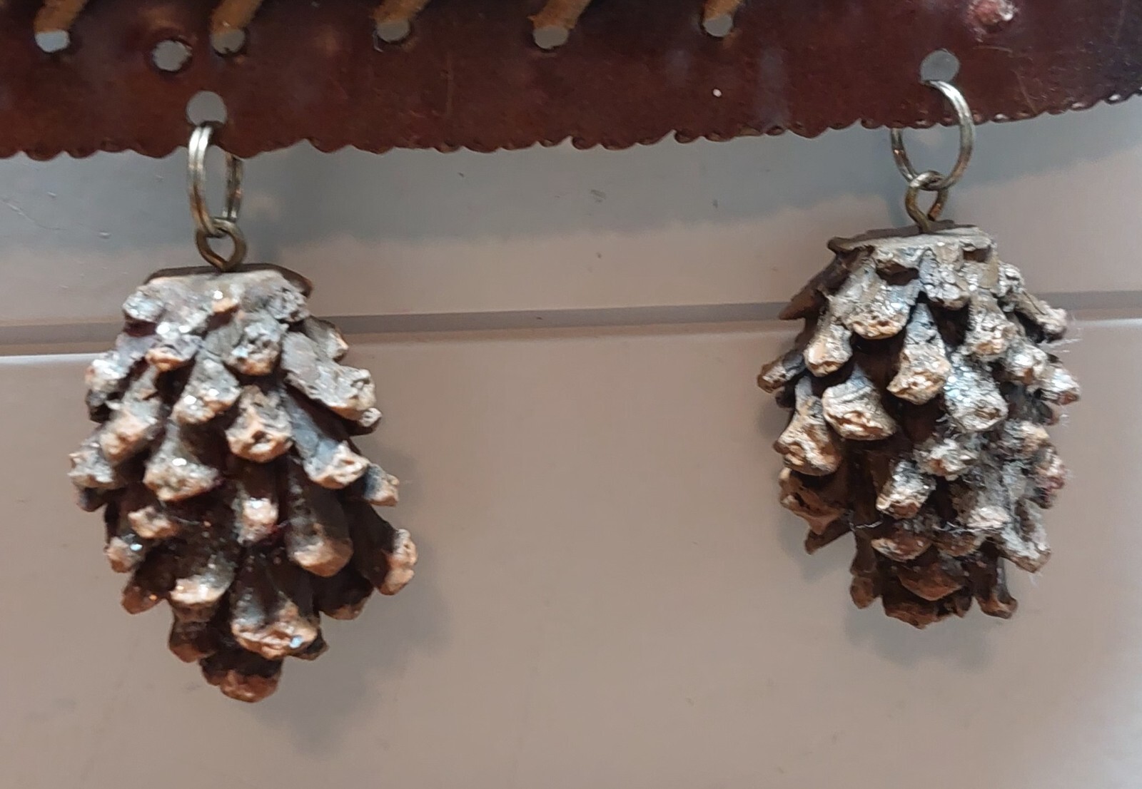 Winter rustic cabin forest scene “Merry Xmas” wall hanging w/dangling pine cones