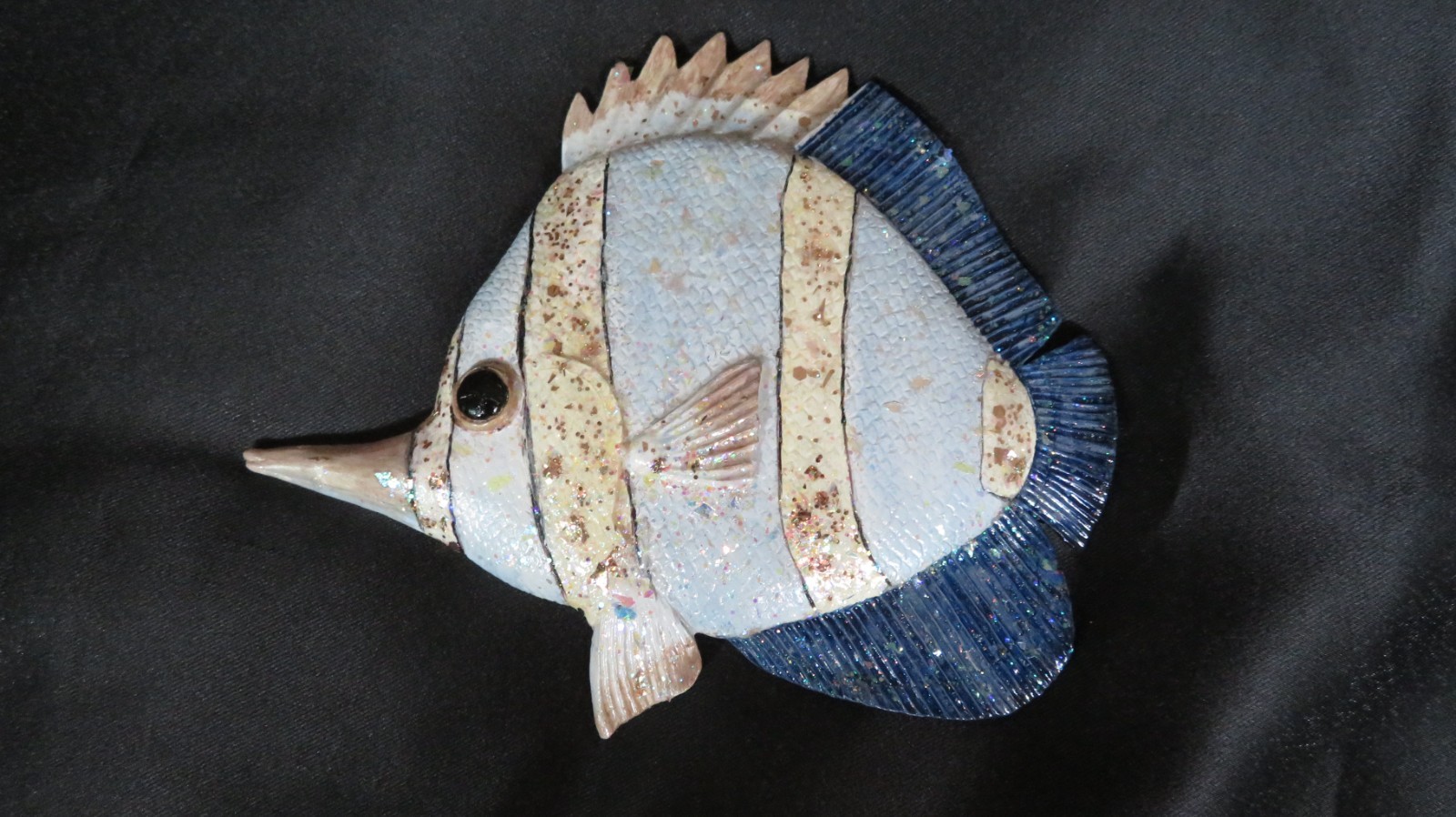 Long Needle Nose Fish Ceramic Wall Plaque Decor With Glitter Paint Finish