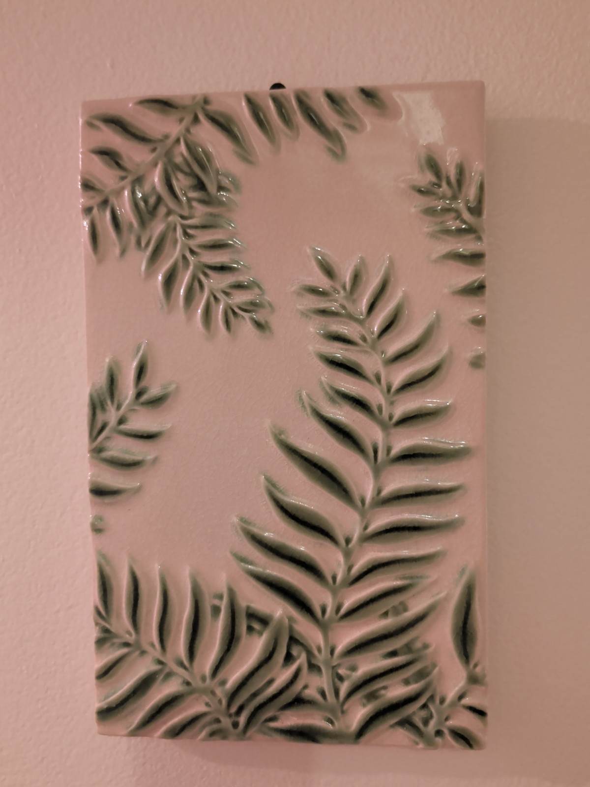 Home Interior Fern Pattern Ceramic Wall Decor Tile 11in x 6.75. Vintage 2008