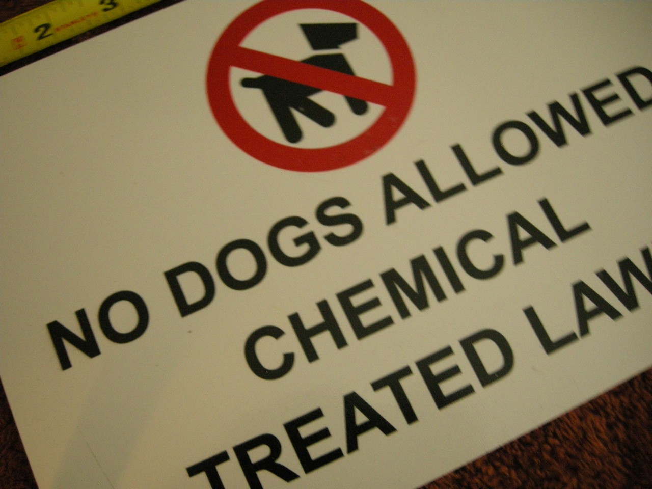 NO DOGS ALLOWED – CHEMICAL TREATED LAWN Plastic Warning Sign 10″ x 7″ *NEW
