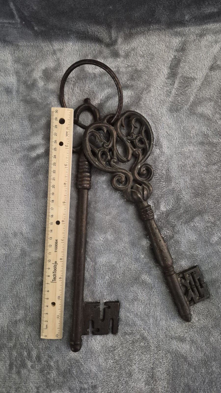 Heavy Iron Skeleton Key Wall Décor 12 in long Has Very Rustic Look Unmarked Lot