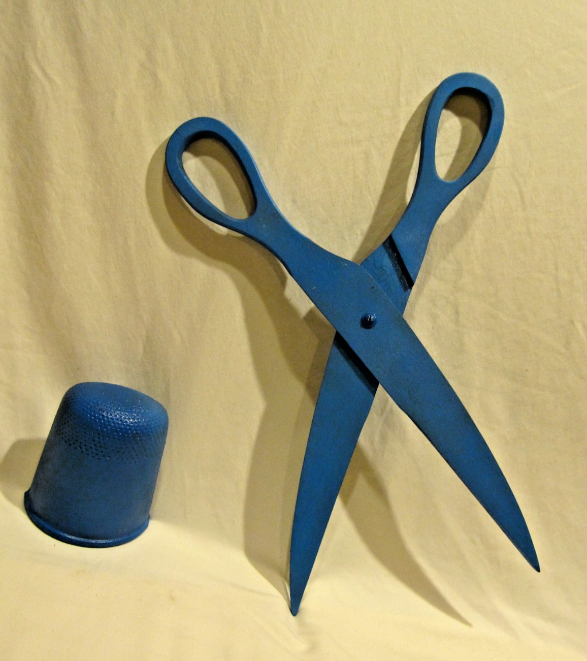 Vtg Craft Room Sewing 20″ Giant Wood Sissors & Cast Aluminum Thimble Wall Pocket
