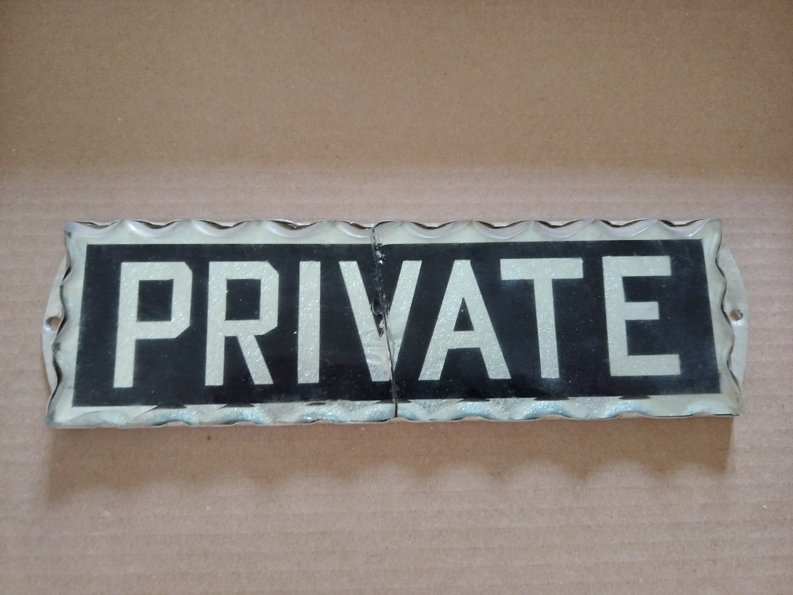 ‘PRIVATE’ Scalloped Chip Glass Reverse Painted Mirrored Window Sign Crack 11″B1B