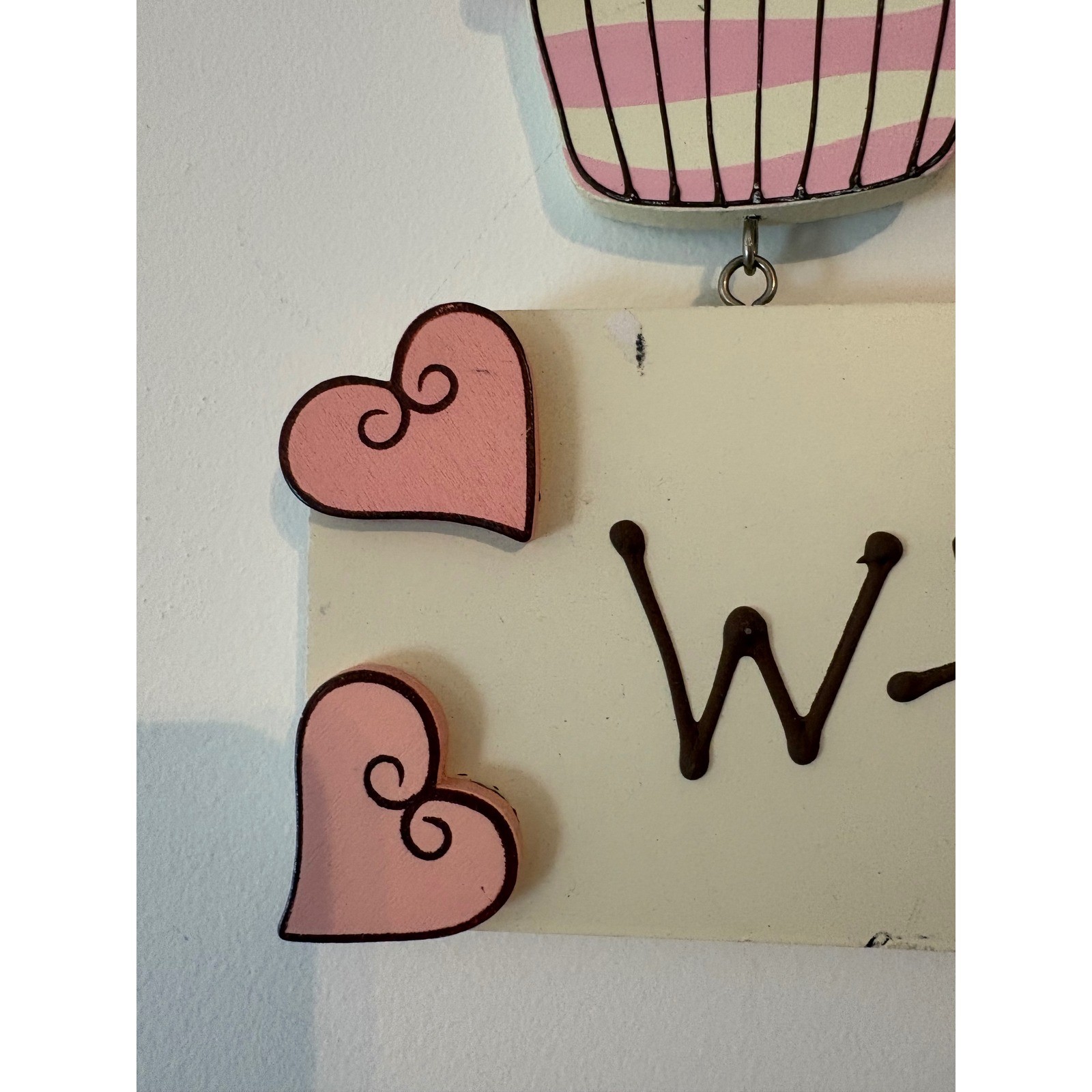 Kohl’s Cupcake Welcome Sign Wooden Wall Decor Pink Glitter Hearts Bakery Kitchen