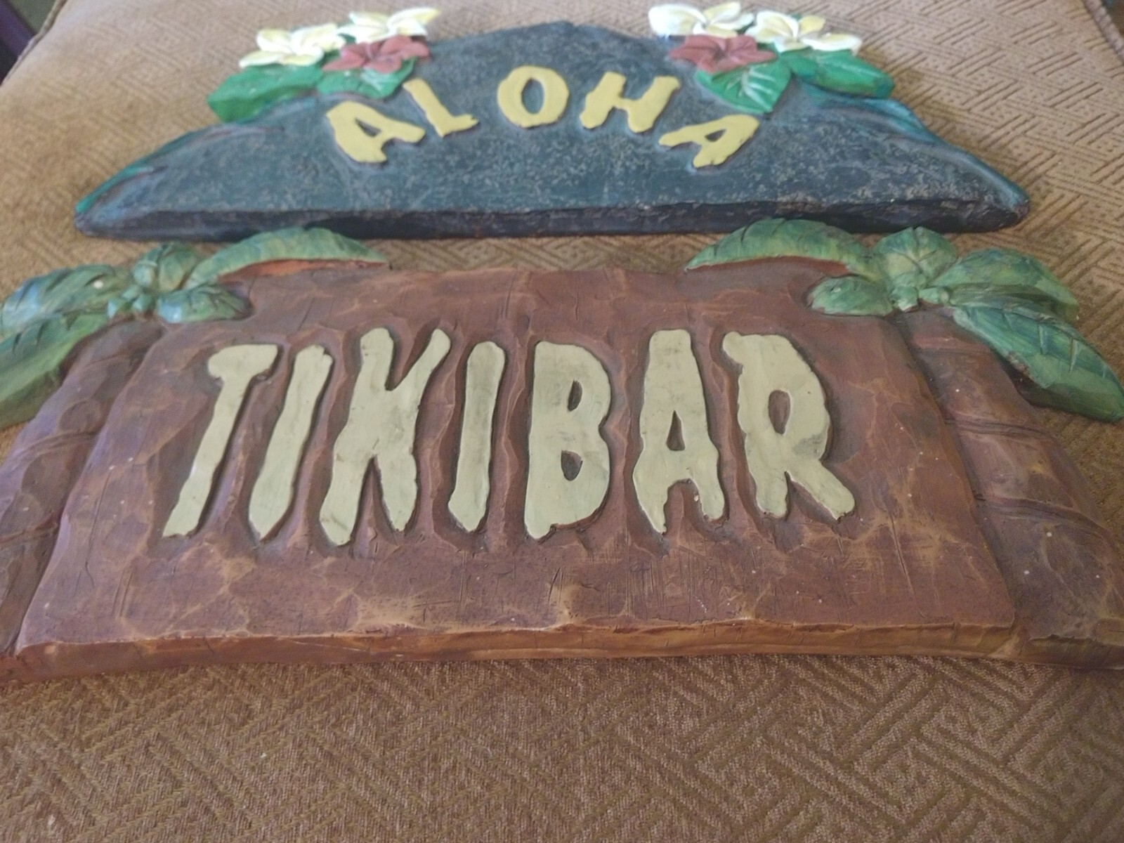 Set of 2 (16½”x1″x7″)Hawaiian Themed Home Decor/Wall Art: Pre-owned/Good