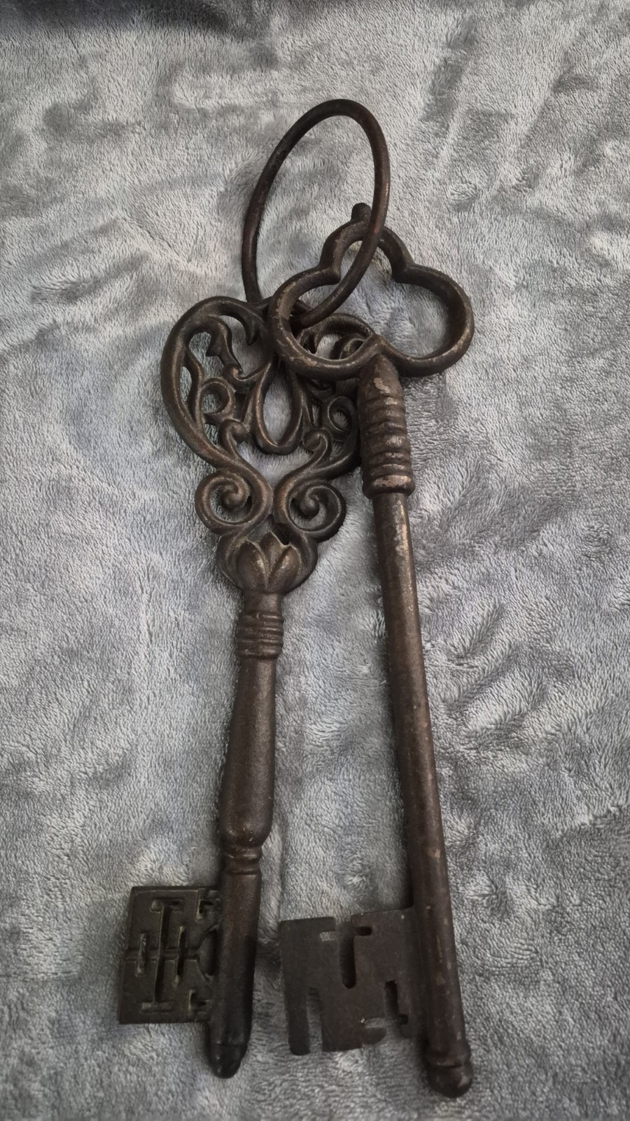 Heavy Iron Skeleton Key Wall Décor 12 in long Has Very Rustic Look Unmarked Lot