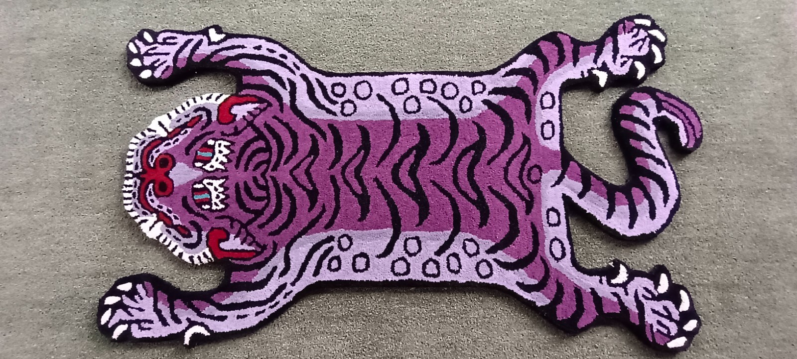 Tibetan Tiger Rugs Handmade 100% Woolen Hand Tufted For Home Decoration