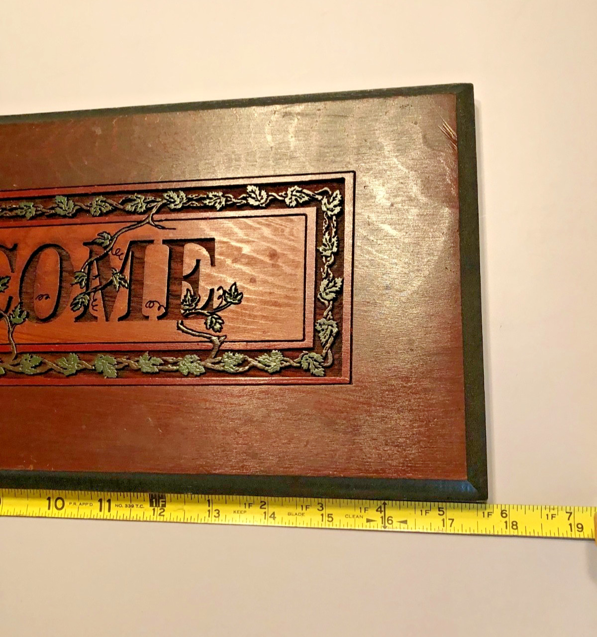 Vintage Wood Welcome Sign Green Ivy 17.5”x7.5” Beautifully Carved