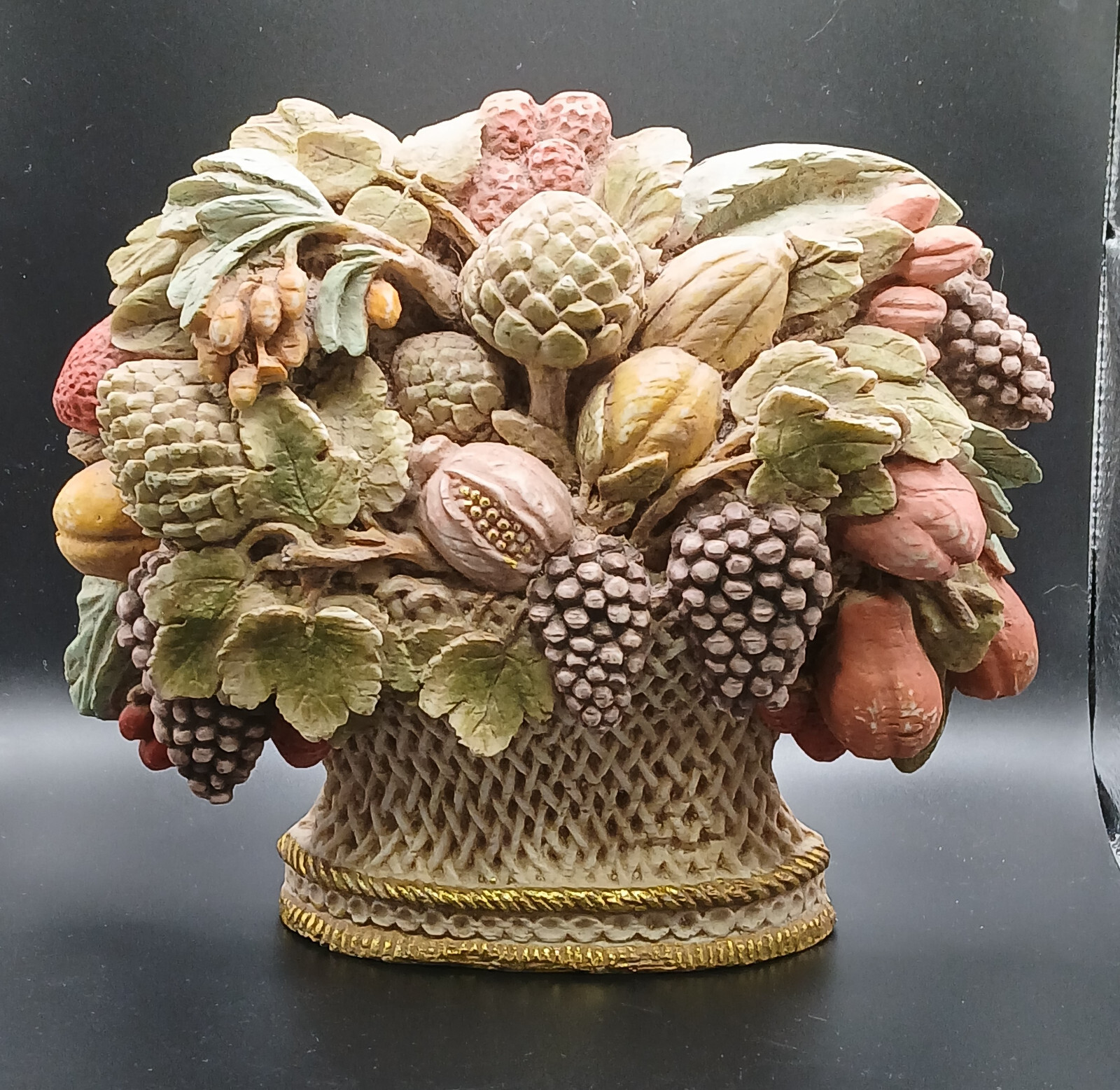VTG Wall Plaque Deco French Country Harvest Boquet in Basket Resin 7 .5 in