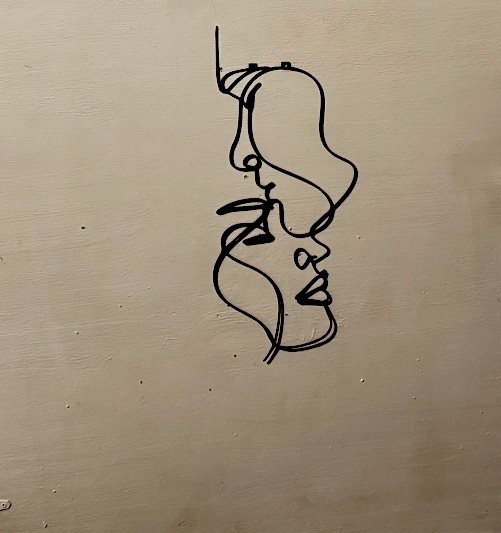 Metal Couple Facial Outlining Wall Decor