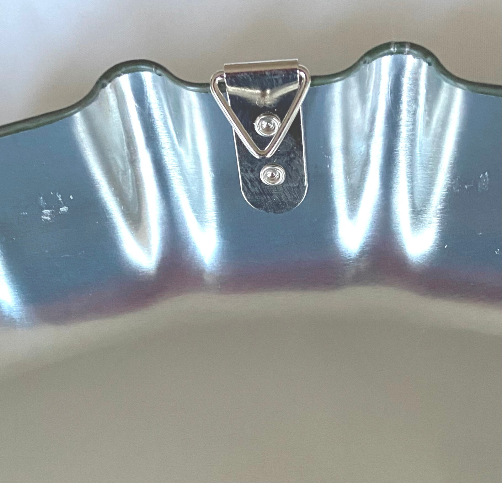 METAL BOTTLE CAP WALL ART: MOTORCYCLE 14″ CIRCULAR RESIN PAINT-1 lb-W/HOOK