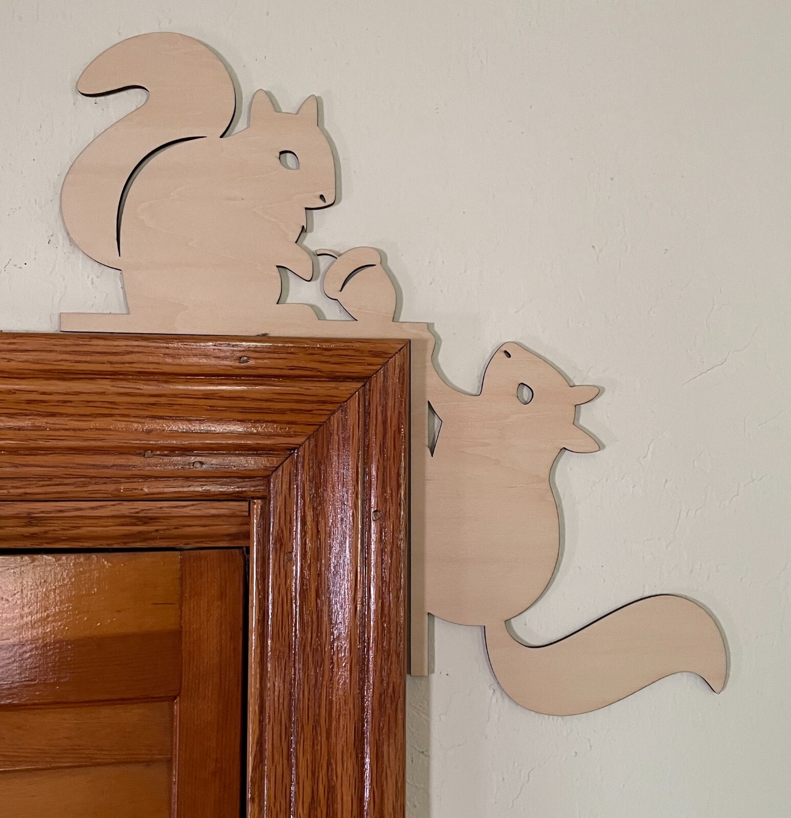 Fall Corner Door Hanger – Squirrels with acorn – Laser Cut wood – Reversible