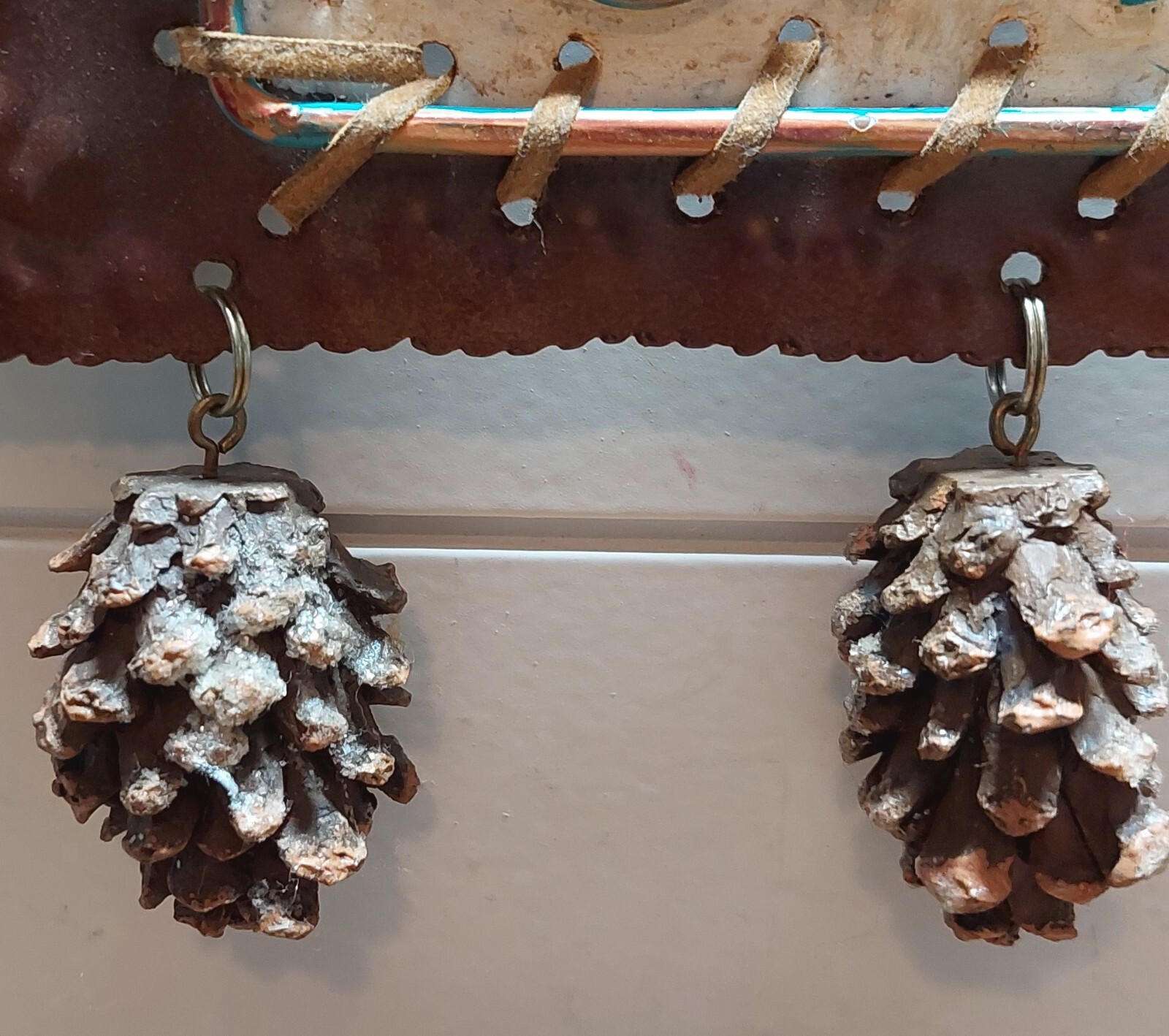 Winter rustic cabin forest scene “Merry Xmas” wall hanging w/dangling pine cones