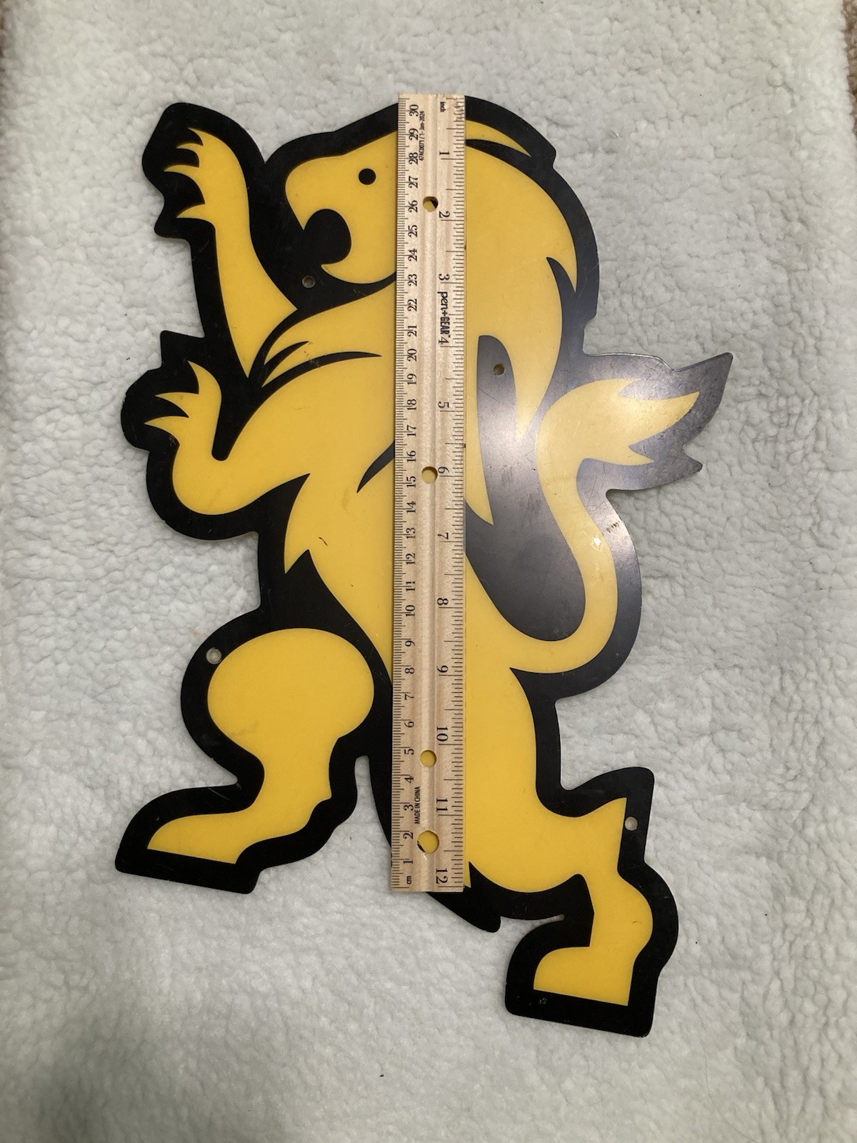 Lion Rampant Plastic Wall Decor. Preowned/Used. Good Condition
