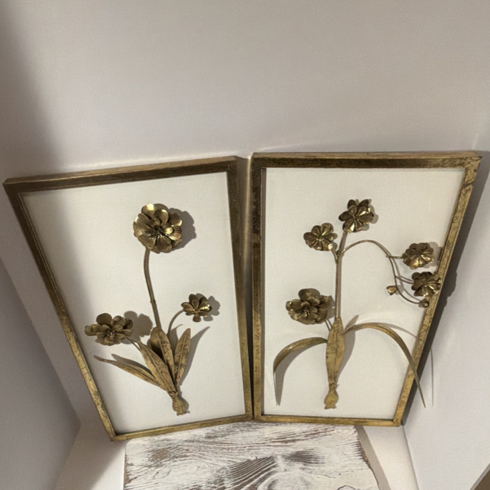 At Home Floral Metal Wall Plaques Set of 2 Modern 3D Effect Gold White 10x18in