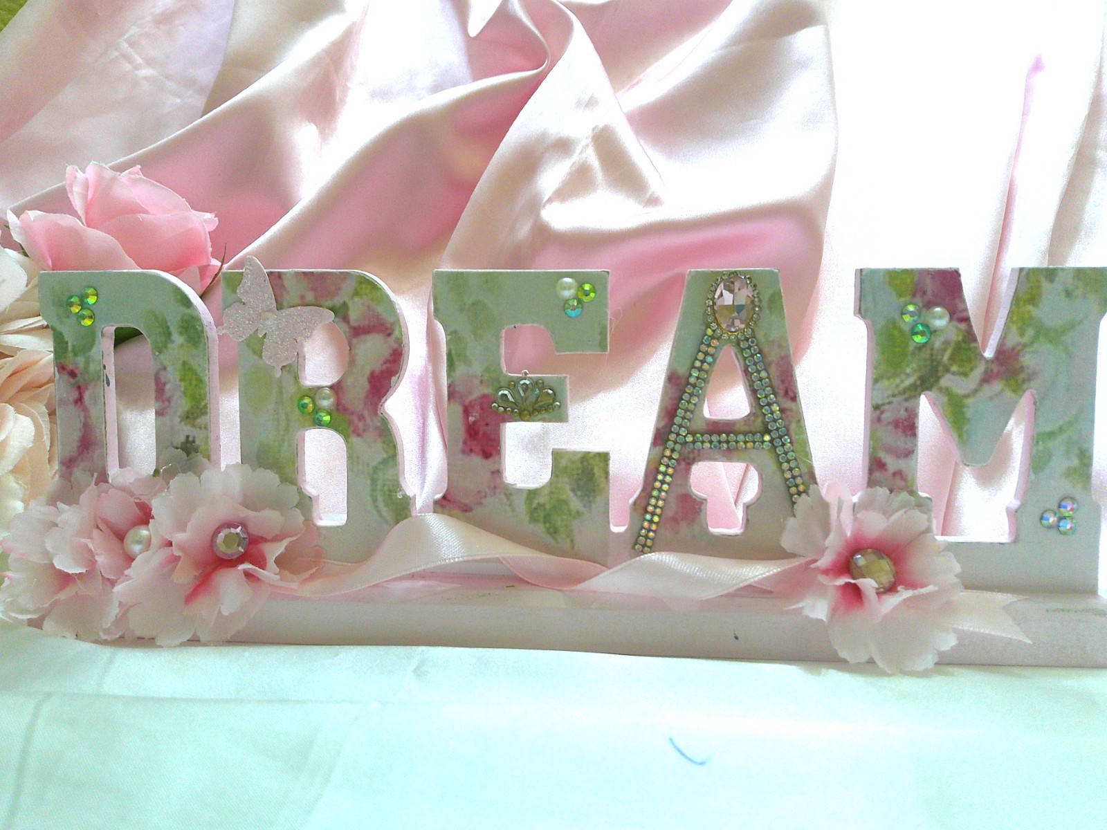Shabby Chic Victorian~DREAM Plaque/Sign~Pink w/Floral Design/Crystals