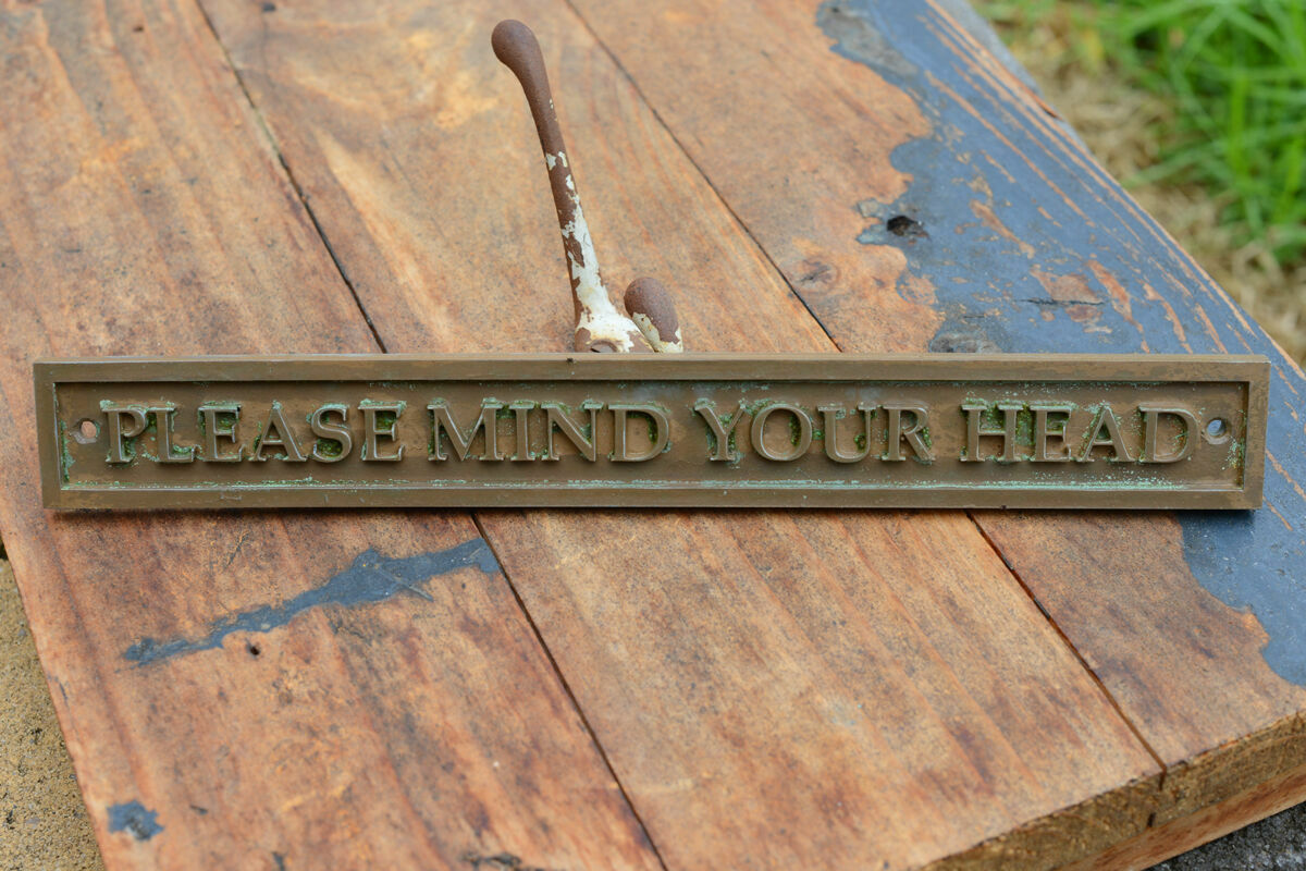 “PLEASE MIND YOUR HEAD” Wall Plaque, Bronze Resin Door Sign. Old Country Style
