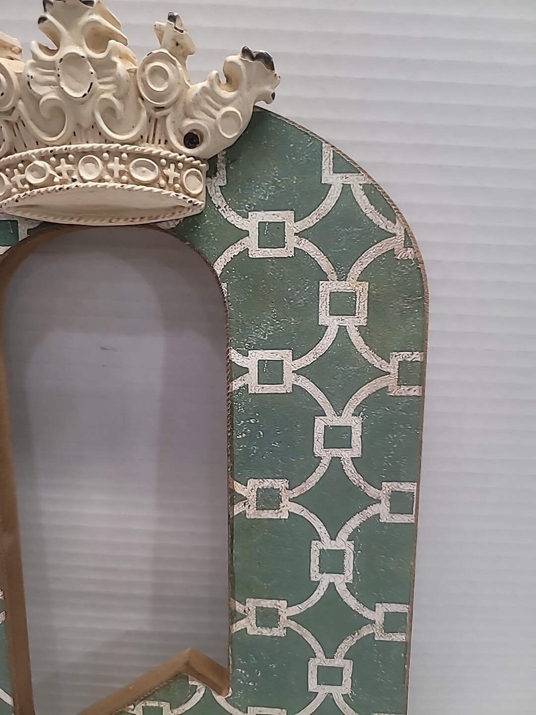 Alphabet Letter Q Wall Decor Green Ivory Crown 9.5″ x 13″ by Ashland