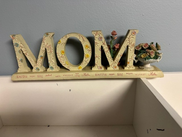 Vintage Floral MOM Sign Figurine – Hand Painted Desktop Decor – Mother’s Day Gif
