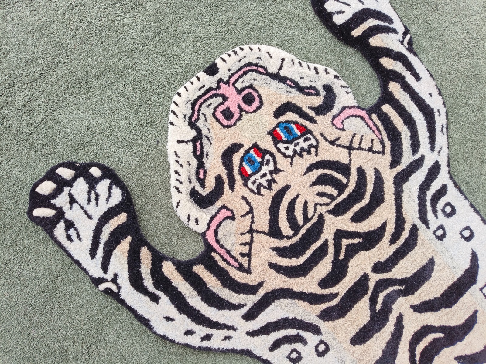 Tibetan Tiger Rugs Handmade 100% Woolen Hand Tufted For Home Decoration