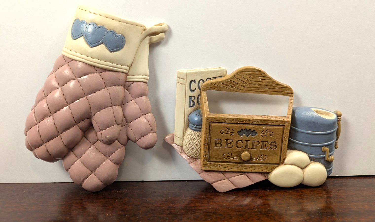 Vintage Country Kitchen Resin Wall Recipe Holder Oven Mitt Cookbook Decor Set