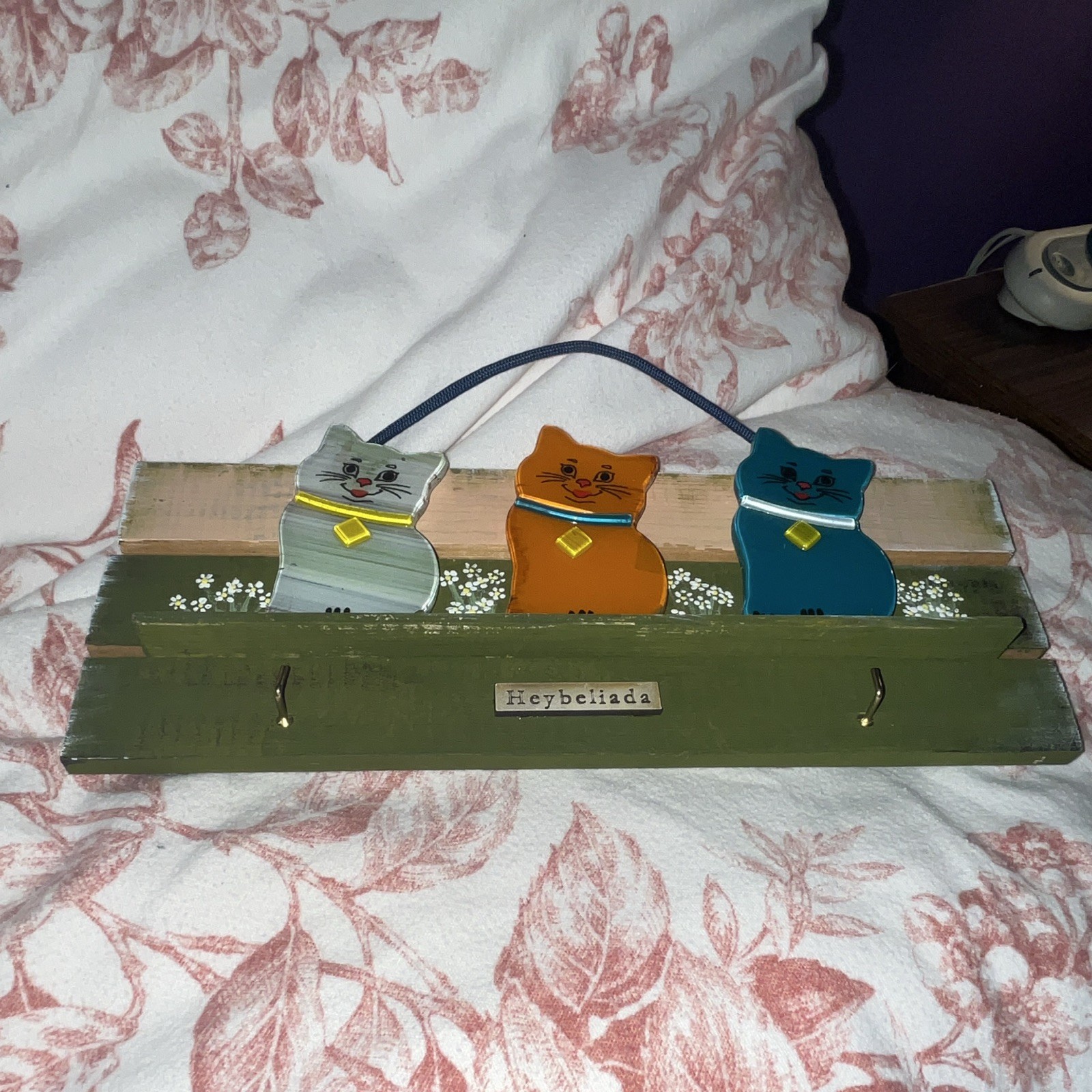 Painted Green Wooden Hanging Cat Plaque Sign w/ 3 Cats “Heybeliada” Text & Hooks