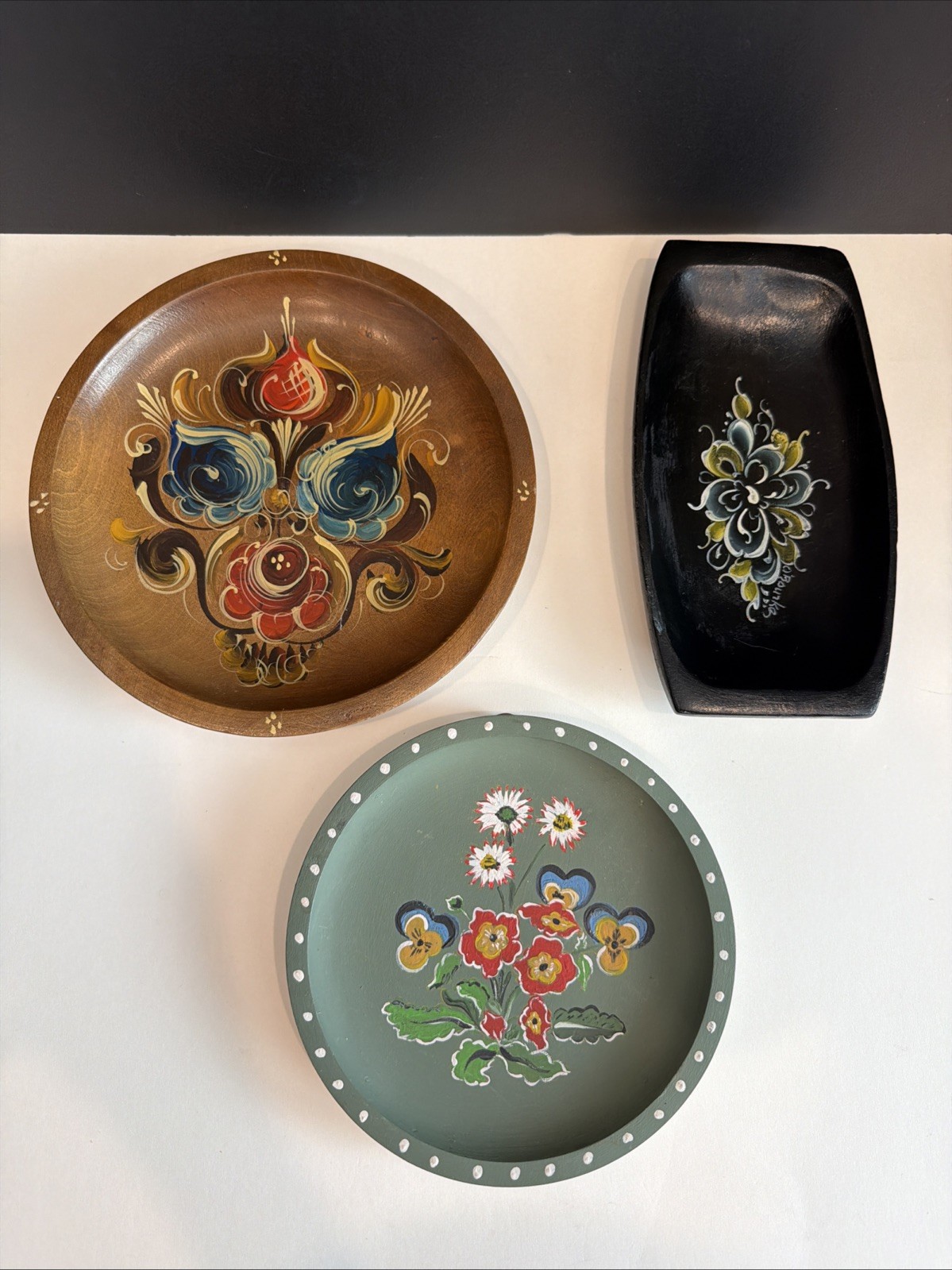 Folk Art Wooden Wall Plates Hand Painted Floral Hanging Lot 3