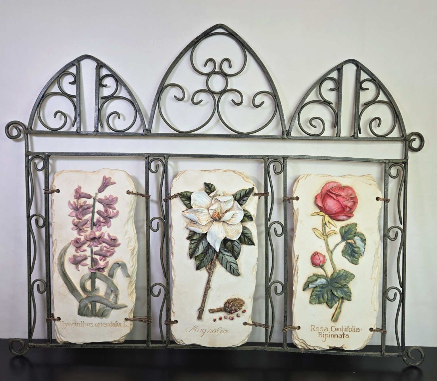 Vintage Floral Wall Decor Plaque 3D Stone Flowers Wire Wall Hanging