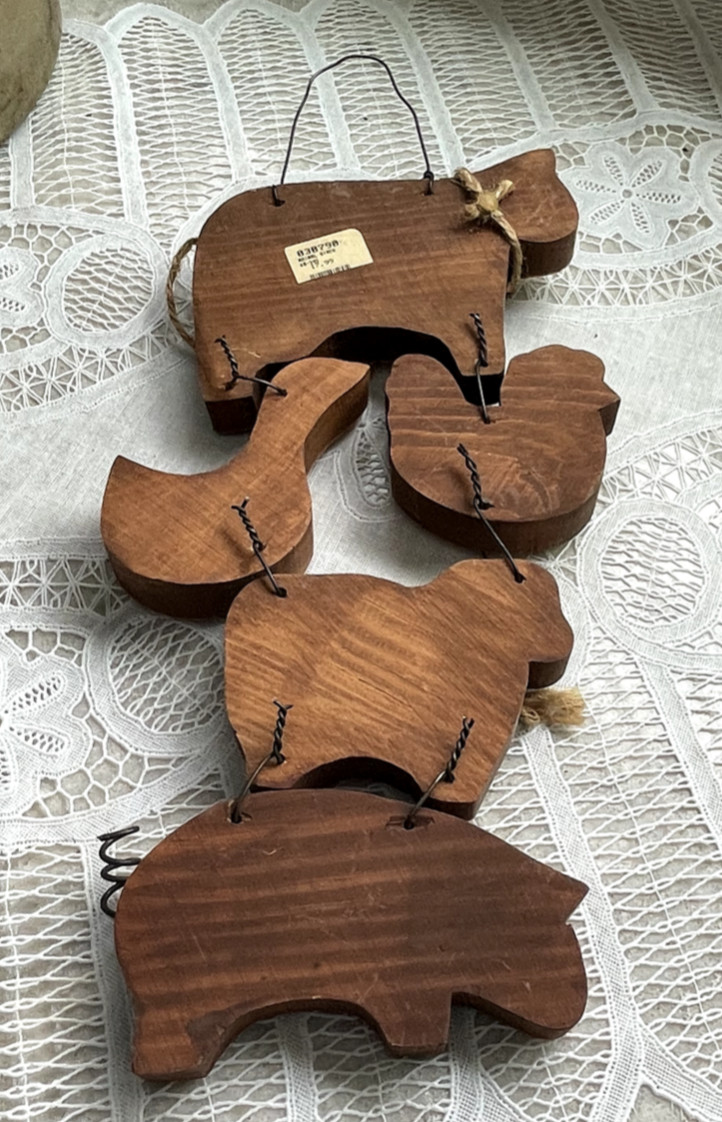 PRIMITIVE WOOD ANIMAL STACK WALL HANGING