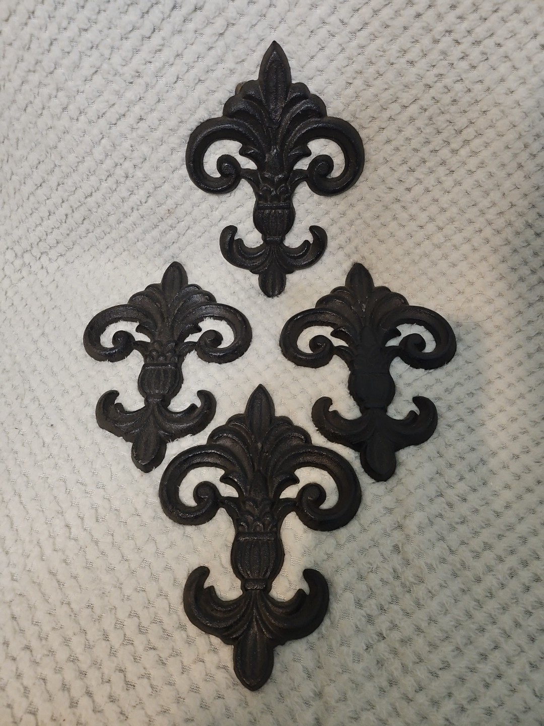 CAST IRON FLEUR DE LIS PLAQUE FINIAL GARDEN SIGN HOME DECOR RUSTIC 7″ SET OF 4