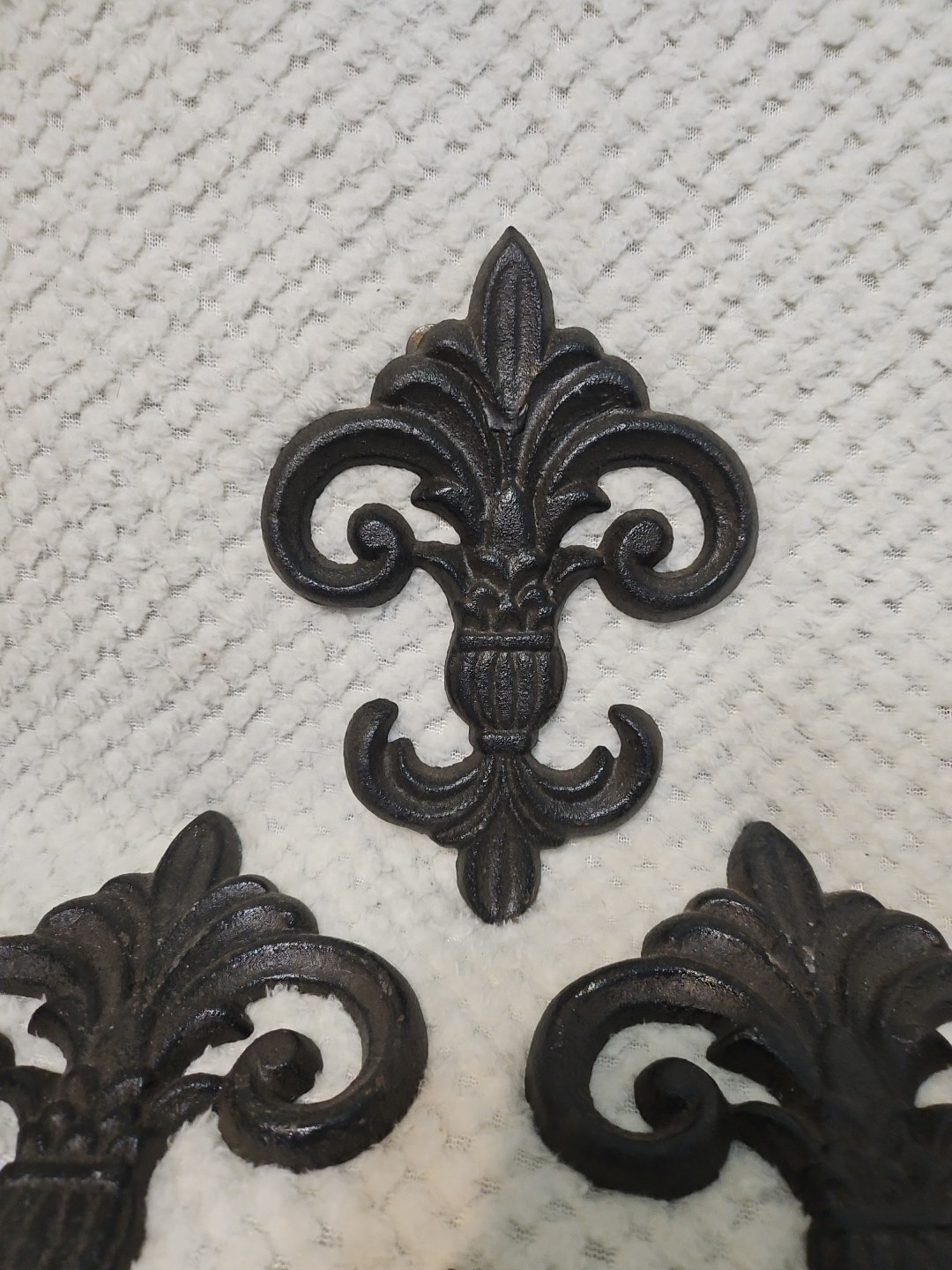 CAST IRON FLEUR DE LIS PLAQUE FINIAL GARDEN SIGN HOME DECOR RUSTIC 7″ SET OF 4