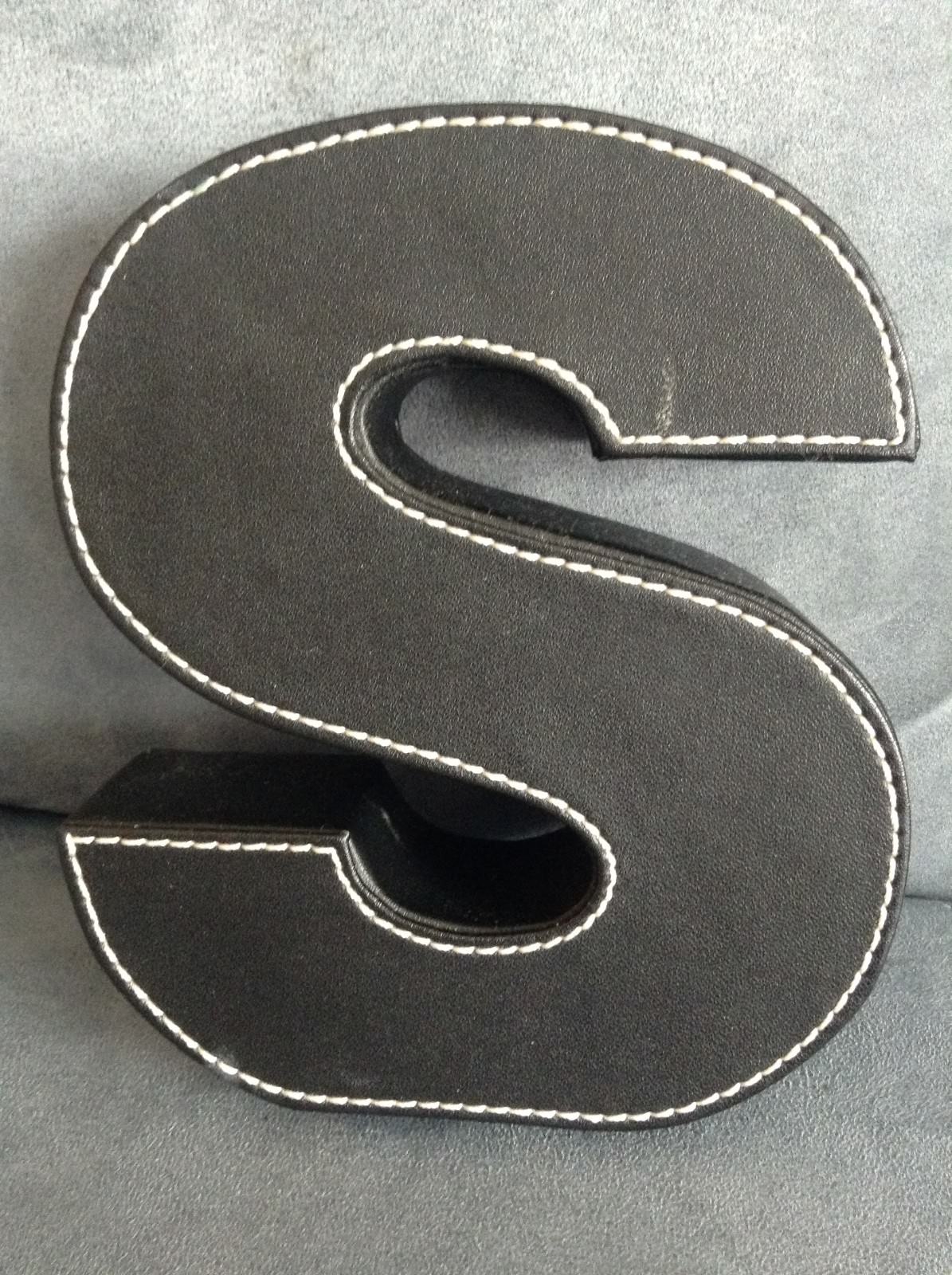 BRAND UNKNOWN BLACK SOLID LETTER S FOR BEDROOM, DESK TOP 6″ X 5″ – USED