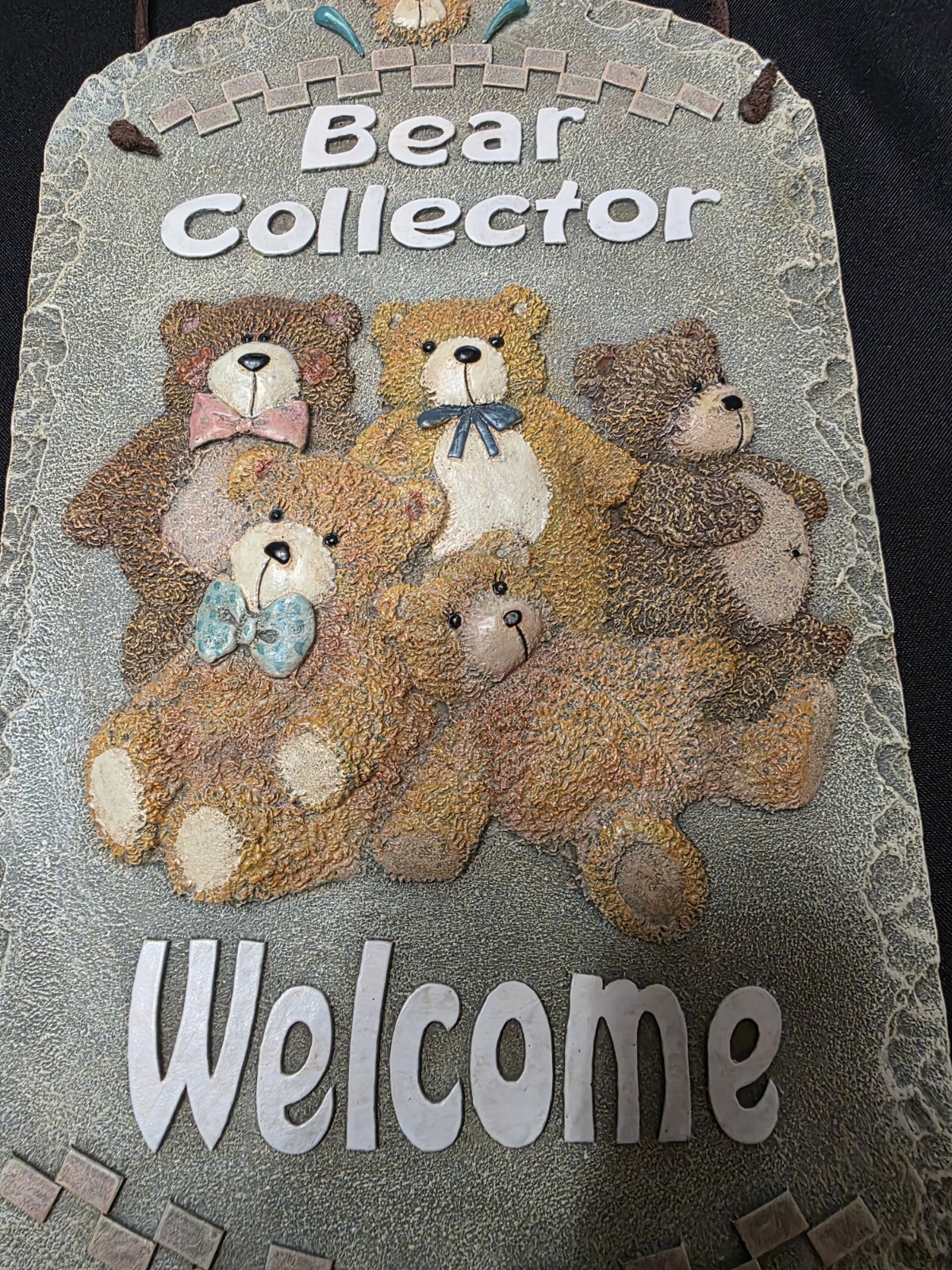 VTG Teddy Bear Collector Welcome Wall Art Sign Resin Decor w/ Leather Hang Cord
