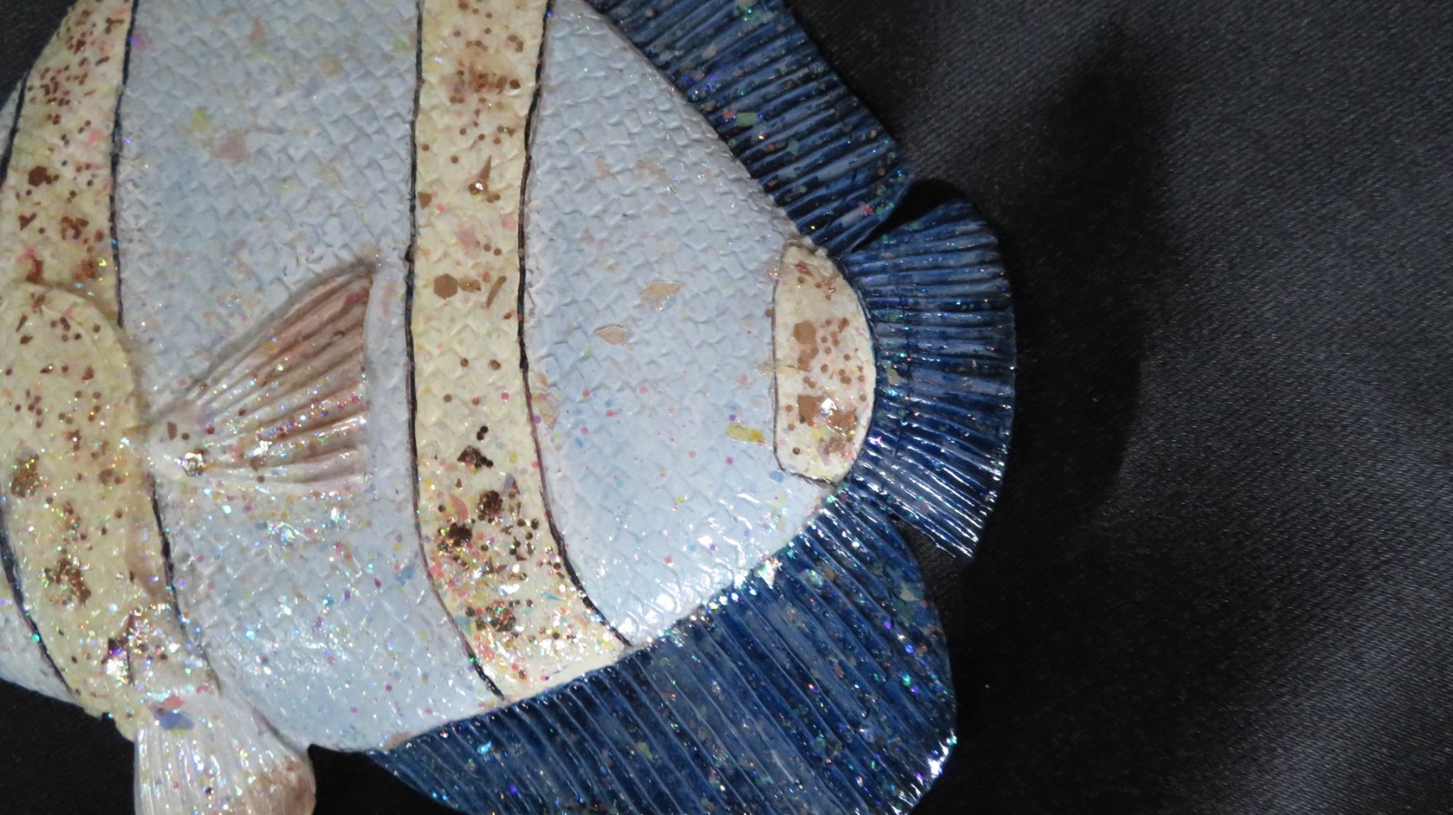 Long Needle Nose Fish Ceramic Wall Plaque Decor With Glitter Paint Finish