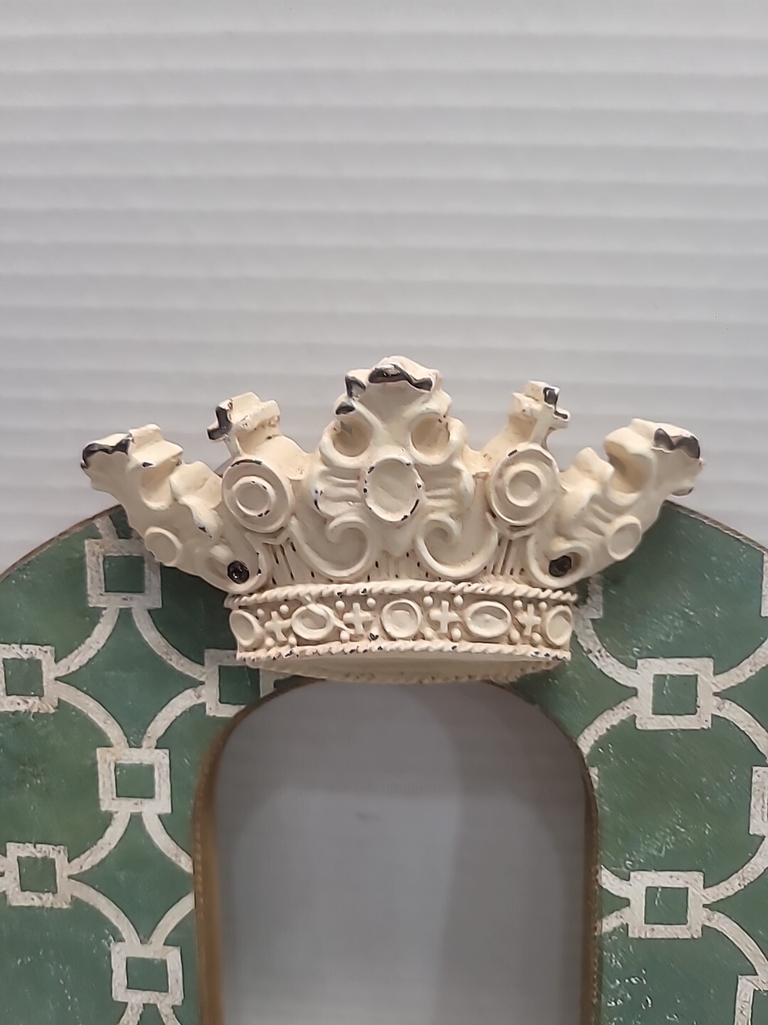 Alphabet Letter Q Wall Decor Green Ivory Crown 9.5″ x 13″ by Ashland