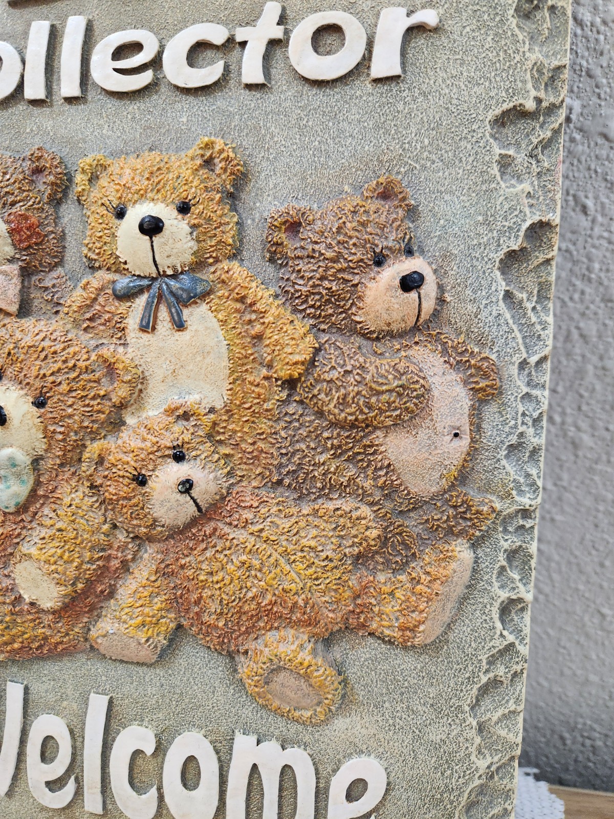 VTG Teddy Bear Collector Welcome Wall Art Sign Resin Decor w/ Leather Hang Cord