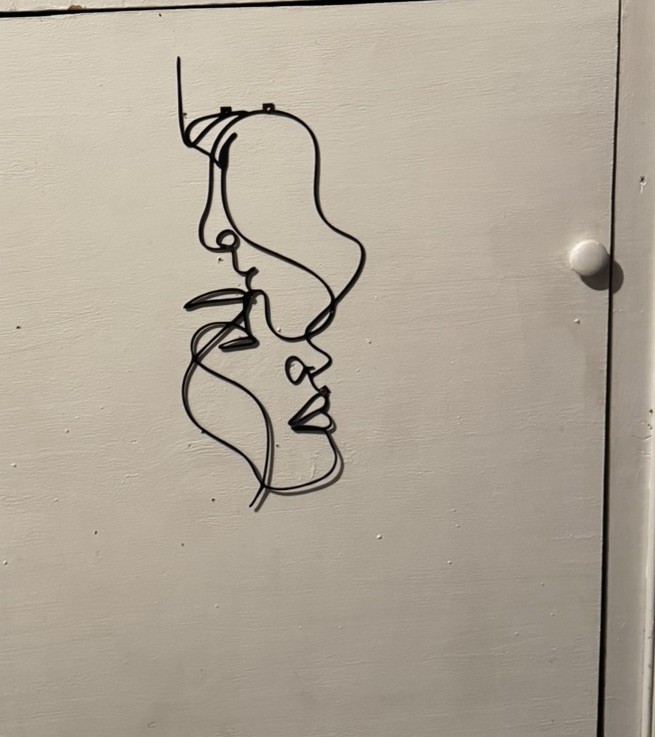 Metal Couple Facial Outlining Wall Decor
