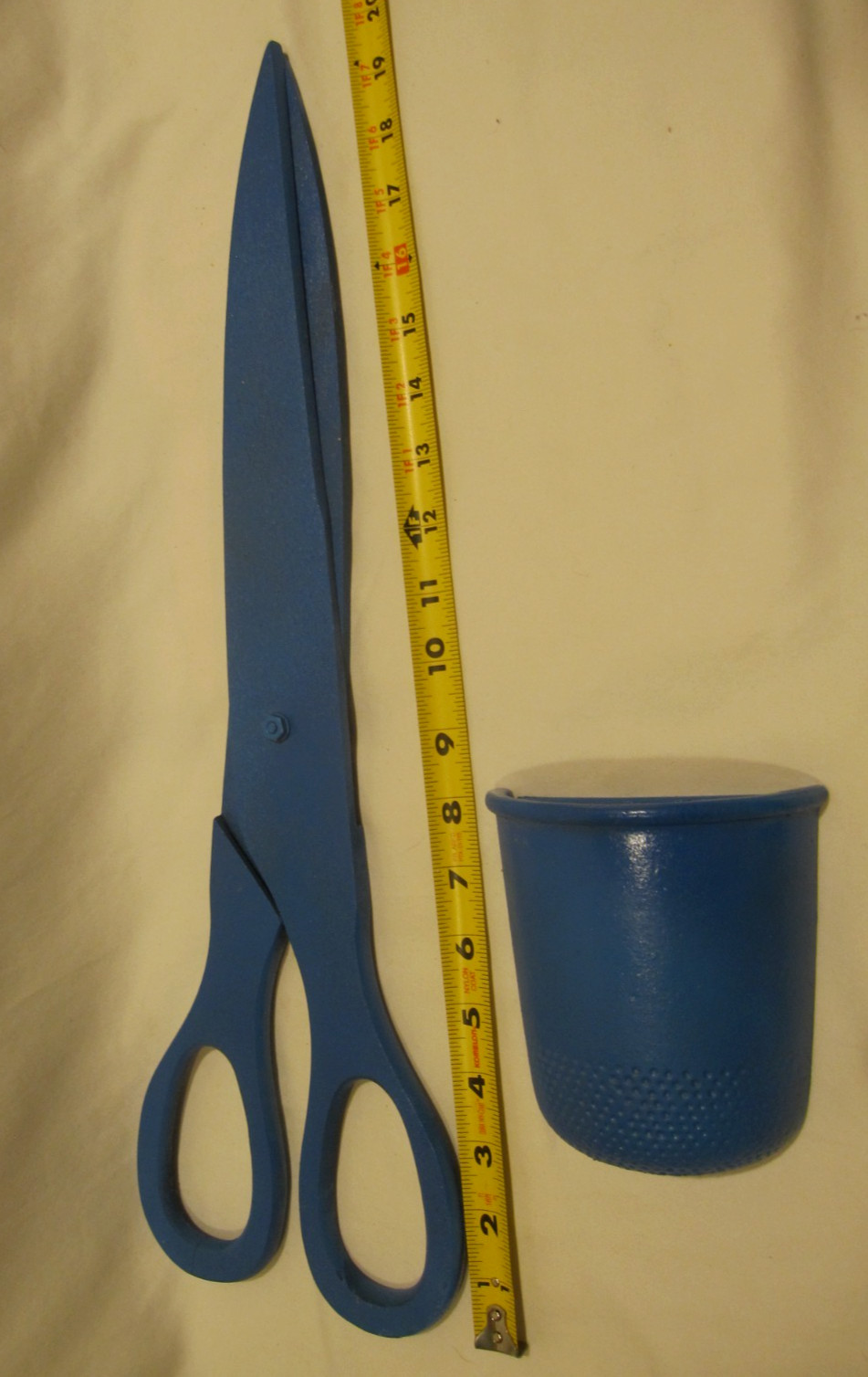 Vtg Craft Room Sewing 20″ Giant Wood Sissors & Cast Aluminum Thimble Wall Pocket